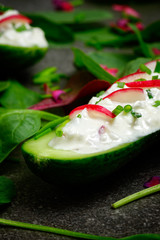 Gurken mit frischkäse und radieschen
