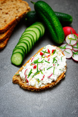 Brot mit Brotaufstrich