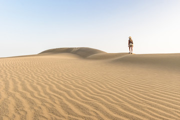 Fototapeta na wymiar caminando por las dunas de Maspalomas en Gran Canarias