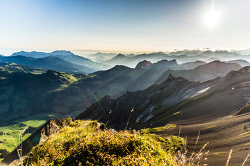 Obraz premium Góry rano z Brienzer Rothorn w kierunku Lucerny, Oberlandu Berneńskiego, Alp, Szwajcarii