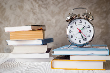 alarm clock time to study with books