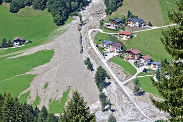 Luftbild eines Bergbachs mit Siedlung im Großarltal, Österreich nach Murgang