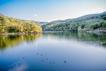 Le lac du barrage de Couzon dans le parc du Pilat