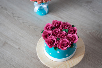 cake in a hat box with roses