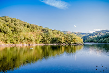Obraz premium Le lac du barrage de Couzon dans le parc du Pilat