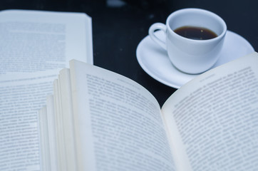 Ótimo conceito de leitura e café