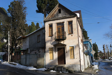 Fototapeta premium the old and dilapidated building at the intersection on a winter day