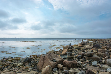 Fototapeta na wymiar The rocky shore of the White sea.