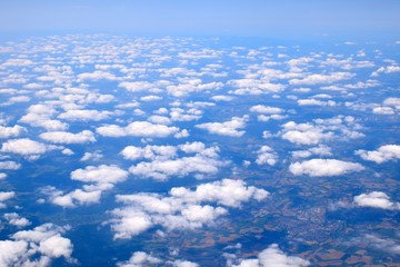 Blick aus dem Flugzeug mit blauem Himmel und Wolken