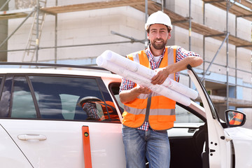 Bauleiter vor Ort auf einer Baustelle - Neubau von Wohnraum in der Stadt // Site manager on site at...