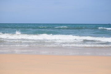 Fototapeta na wymiar Strand mit Liegestühlen, Sonnenschirm und blauem Meer
