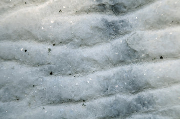 grob behauener Marmorblock mit Glimmer