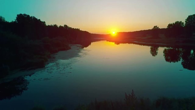 Полет на рекой на фоне заката