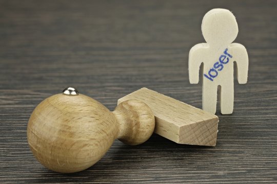 M&auml;nnchen wurde mit dem Schriftzug Loser abgestempelt. Ein symbolisches Zeichen f&uuml;r pers&ouml;nliche Ablehnung.