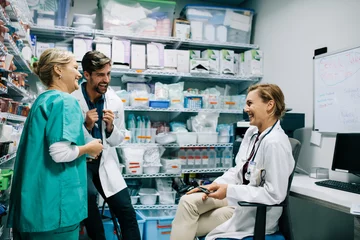 Foto op Plexiglas Ziekenhuispersoneel heeft een informeel gesprek in de apotheek © Jacob Lund