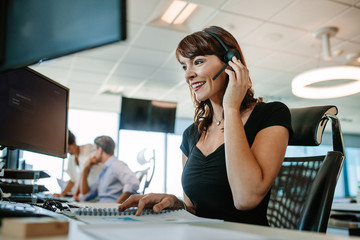 Woman working in call center - obrazy, fototapety, plakaty