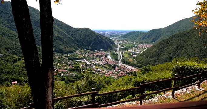 Solagna localit&agrave; turistica in Italia nella "Valsugana" con paesaggio di montagna e fiume Brenta