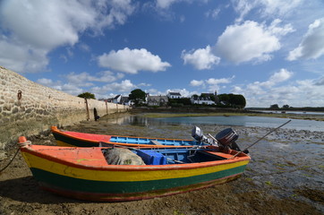 Breton village of saint cado at low tide