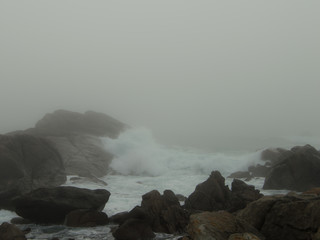 Obraz premium Ocean waves in a foggy day