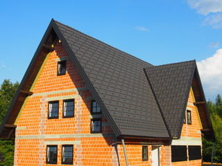 Rohbau: Neu gedecktes Dach mit Schneestopphaken