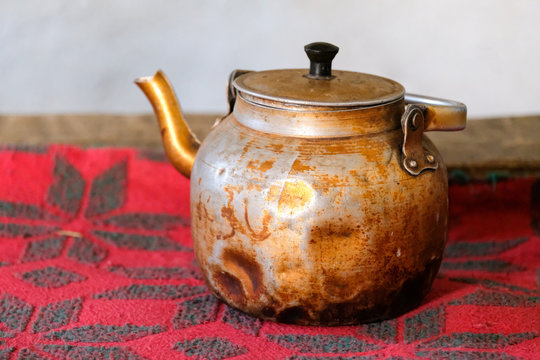 Gastfreundschaft in Tajikistan, alter Teetopf mit frisch aufgegossenen hei&szlig;en Tee.