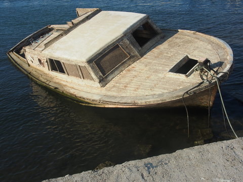 Wrack eines Holz-Sportbootes