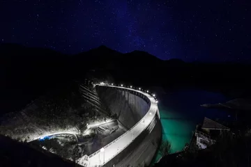 Crédence de cuisine en verre imprimé Barrage barrage la nuit sous ciel étoilé et voie lactée