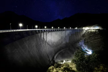 Papier Peint photo Barrage barrage la nuit sous ciel étoilé et voie lactée