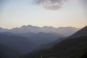 Горный пейзаж, Красивый вид на горные вершины в живописном ущелье, солнечная погода, дикая природа Северного Кавказа