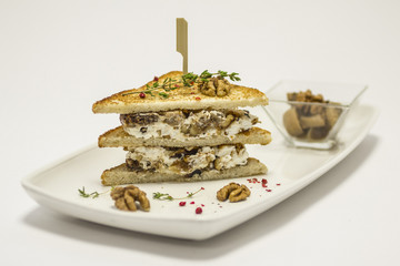 sandwich with walnut
