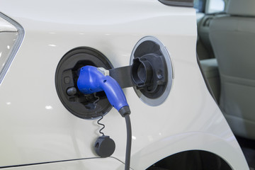 Charging the PHEV vehicle | プラグイン・ハイブリッド車の充電