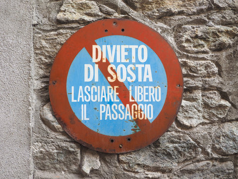 italian no parking sign