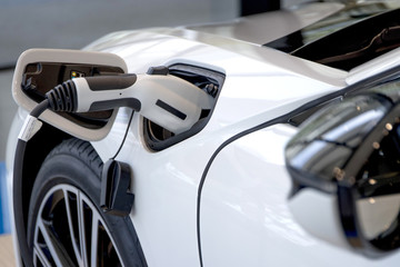 Charging the PHEV vehicle | プラグイン・ハイブリッド車の充電