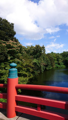 日本の赤い橋から見た日本庭園