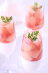 桃のコンポートゼリー　ヨーグルトムース