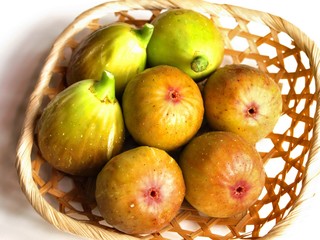 籠に入れたイチジクの実、室内