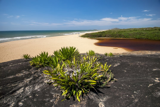 Praia e Lagoa de Cara&iacute;s (Parque Estadual Paulo Cesar Vinha) | .Beach and Lagoa of Cara&iacute;s fotografado em Guarapari, Esp&iacute;rito Santo -  Sudeste do Brasil. Bioma Mata Atl&acirc;ntica. 