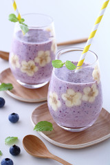 ブルーベリー、バナナ、ヨーグルトスムージー