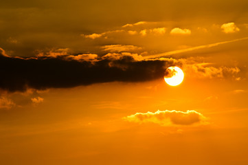 Fototapeta premium Sonnenuntergang mit Wolken