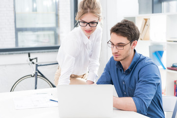 Obraz premium businesspeople working with laptop