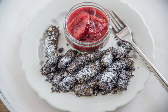 Mohnnudeln mit Zwetschgenr&ouml;ster 