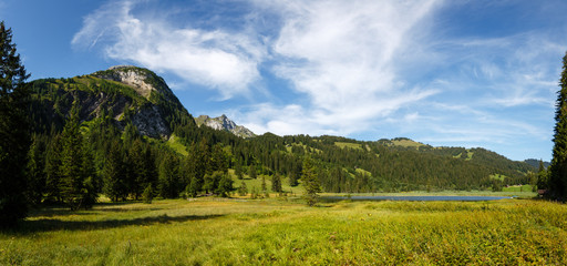 Landschaftsaufnahme am Lauenensee im Berner Oberland in der Schweiz