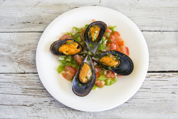 Vinaigrette mussels served on a plate.