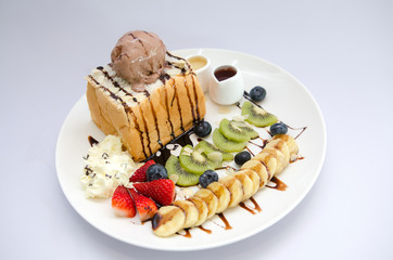 Toast with fruit and ice cream