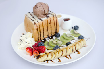 Toast with fruit and ice cream, with fruit and ice cream