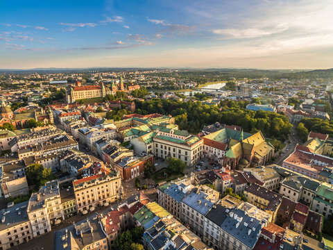 Fototapeta Kraków - krajobraz starego miasta z lotu ptaka, z widocznym zamkiem królewskim na Wawelu i  Wisłą.