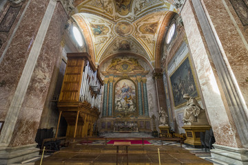 Obraz premium Beautiful detail of ceiling and marble columns of basilica of Sa