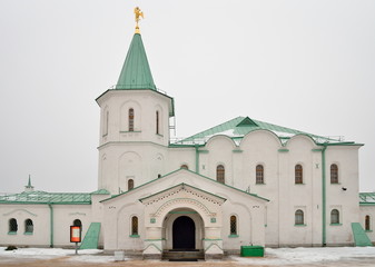 Ратная палата, белое здание на Фермской дороге в городе Пушкин зимой