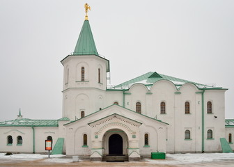 Ратная палата, белое здание на Фермской дороге в городе Пушкин зимой