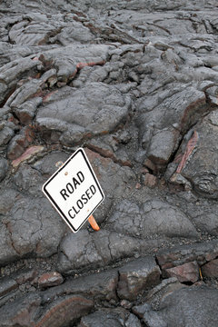 USA, Hawaii, Pāhoa, End of Chain of Craters Road wo vor vielen Jahren die Lava die Stra&szlig;e &uuml;berflossen hat und erstarte. Selbst das damals aufgestellte Schild Road closed wurde mit eingeschlossen